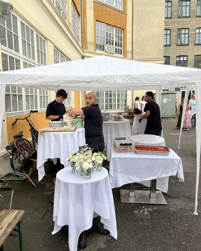 REVEL-kokke ved en udendørs buffet